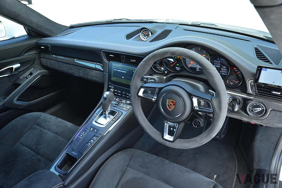 ポルシェ「911カレラGTS」。パドルシフトはステアリングに付き、ステアリング操作とともに回るタイプになる