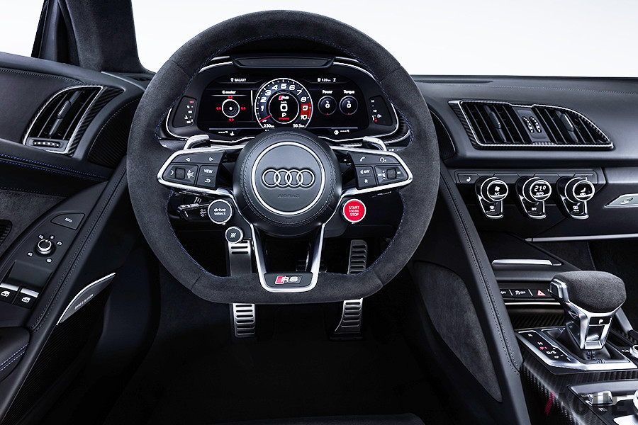 アウディ「R8」はランボルギーニ「ウラカン」と実質の兄弟車という関係になるが、パドルシフトはステアリングに付き、ステアリング操作とともに回るタイプを採用。ウラカンとは異なっている