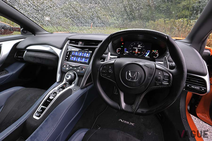 日本を代表するスーパーカー、ホンダ「NSX」のパドルシフトはステアリングに付き、ステアリング操作とともに回るタイプ