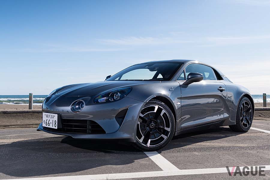 アルピーヌ「A110」のパドルシフトは、コラム側に装着されステアリングと一緒に回らない固定式タイプ