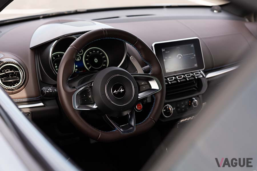 アルピーヌ「A110」のパドルシフトは、コラム側に装着されステアリングと一緒に回らない固定式タイプ