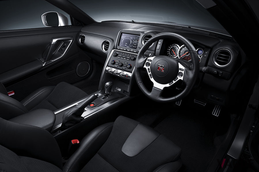 日産「GT-R」。2007年モデルのパドルシフトは、コラム側に装着されステアリングと一緒に回らない固定式タイプを採用していた