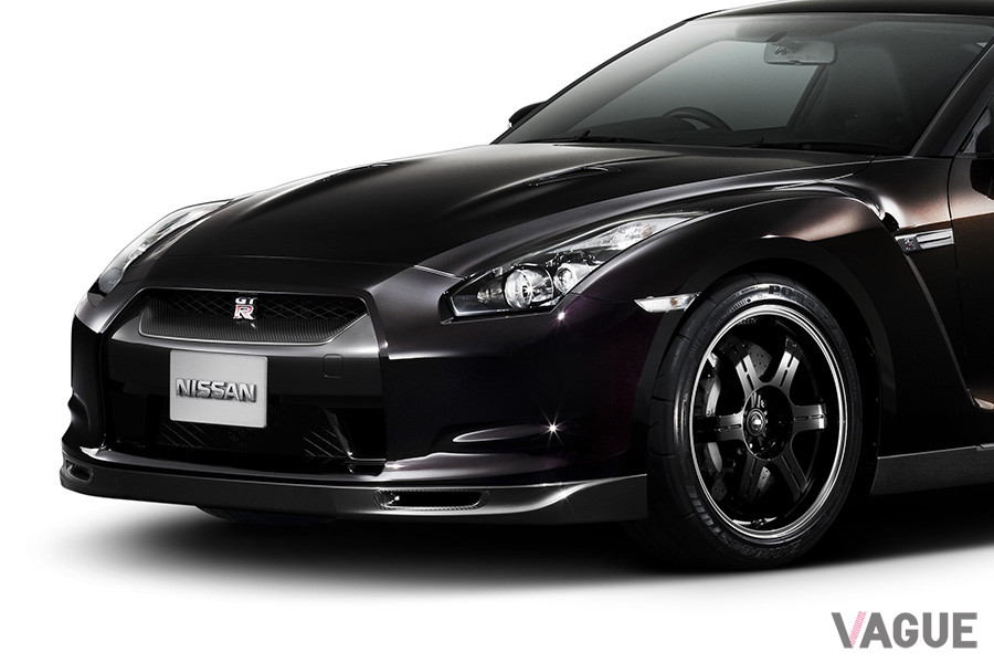 日産「GT-R」。2007年モデルのパドルシフトは、コラム側に装着されステアリングと一緒に回らない固定式タイプを採用していた