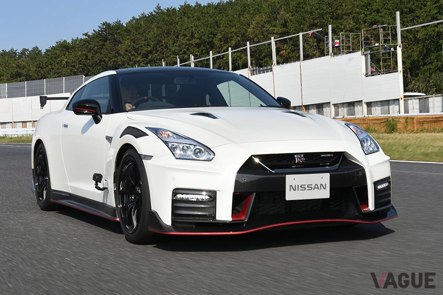 日産「GT-R」のパドルシフトは、2017年モデルからステアリング側に装着されるタイプに変更された