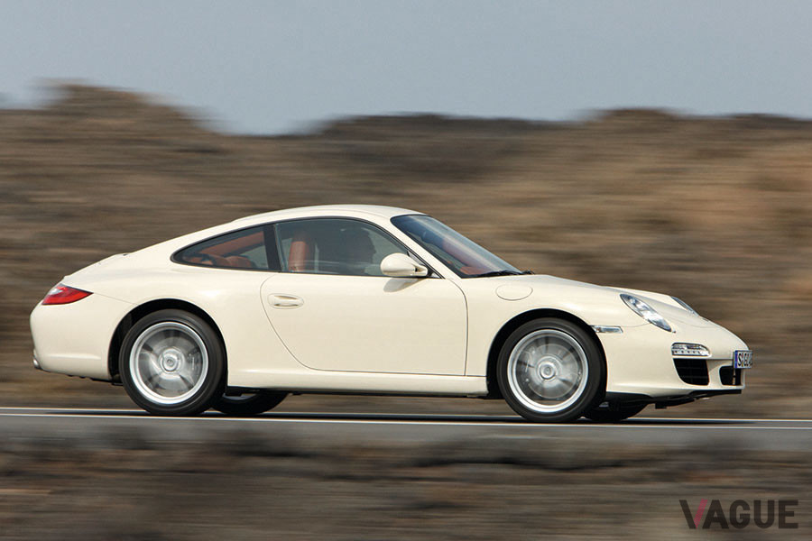ポルシェ997型「911カレラ」のインパネ。このころのポルシェのティプトロニックは、ステアリング上に装着されるスイッチタイプで、右手／左手ともに上部を奥側に押せばシフトアップ、下部を押せばシフトダウンという形式だった
