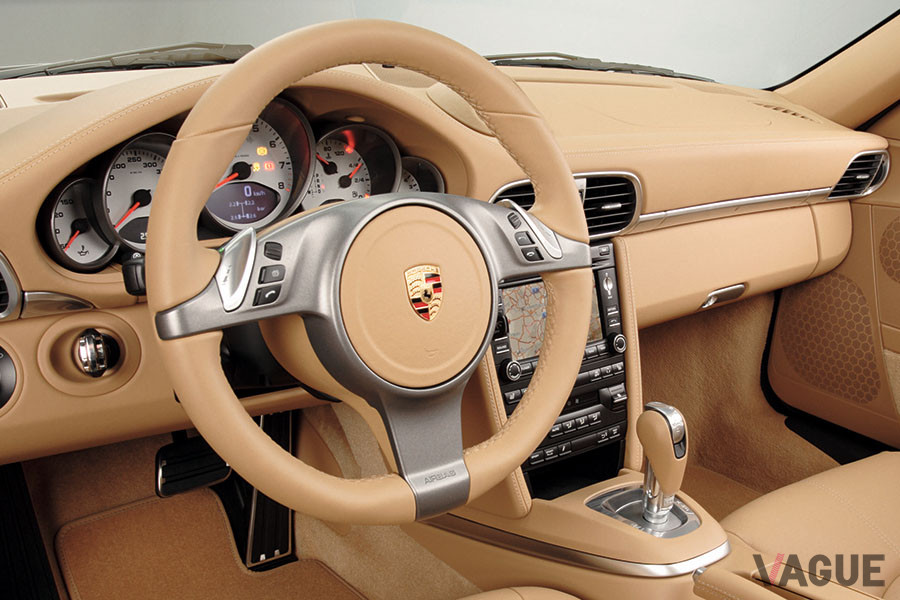 ポルシェ997型「911カレラ」のインパネ。このころのポルシェのティプトロニックは、ステアリング上に装着されるスイッチタイプで、右手／左手ともに上部を奥側に押せばシフトアップ、下部を押せばシフトダウンという形式だった