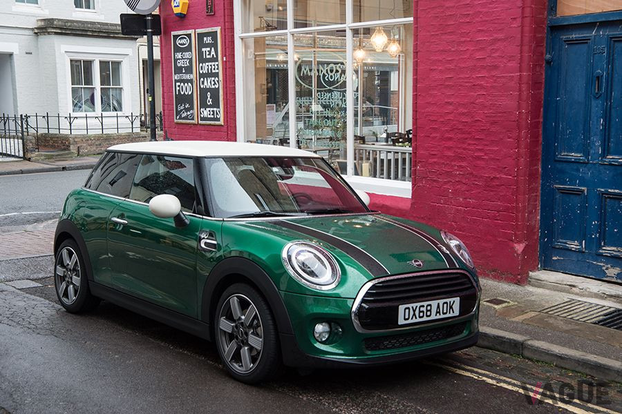 MINI3ドア。写真は2019年に登場したMINI生誕60周年記念特別仕様車「MINI 60 YEARS EDITION」