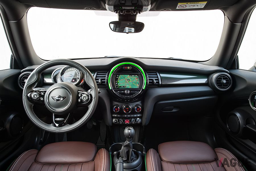 MINI3ドア（特別仕様車「MINI 60 YEARS EDITION」）のインパネ