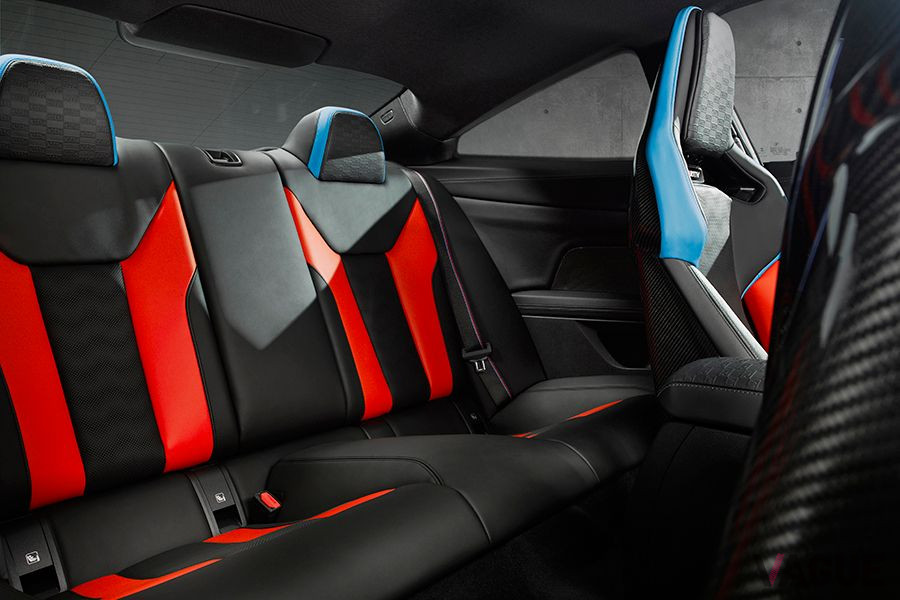 特別限定車 BMW「M4コンペティション×KITH」のリアシート