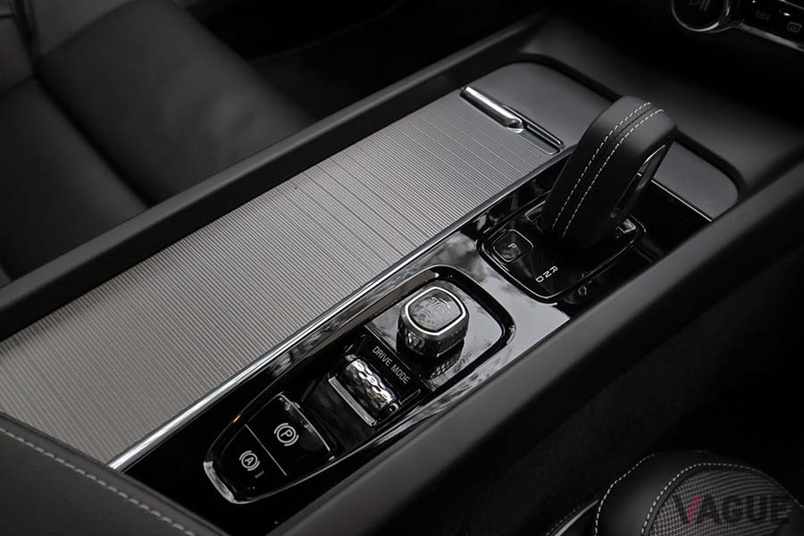 ボルボ「V60 B5 R-DESIGN」のセレクターレバー。エンジンスタート＆ストップは手前のノブをひねる