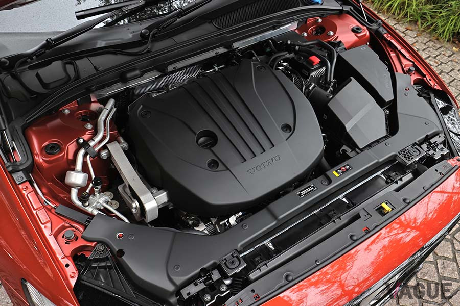 ボルボ「V60 B5 R-DESIGN」のエンジンは250ps・350Nmを発生する2リッターターボ。これに10kW・40Nmを発生するモーターが組み合わされる