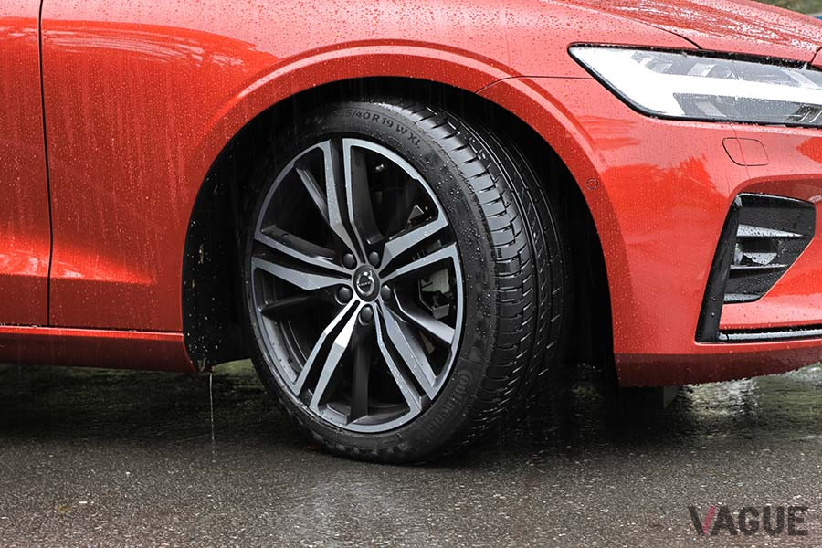 ボルボ「V60 B5 R-DESIGN」のタイヤサイズは通常235／45R18だが、試乗車はオプションの19インチ5ダブルスポークアルミホイール（11万円）を装着。タイヤサイズは235／40R19