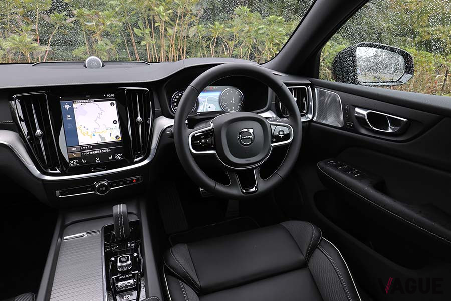 ボルボ「V60 B5 R-DESIGN」のインパネ