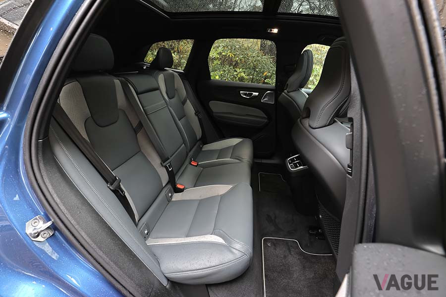 ボルボ「XC60 B6 AWD R-DESIGN」のリアシート 