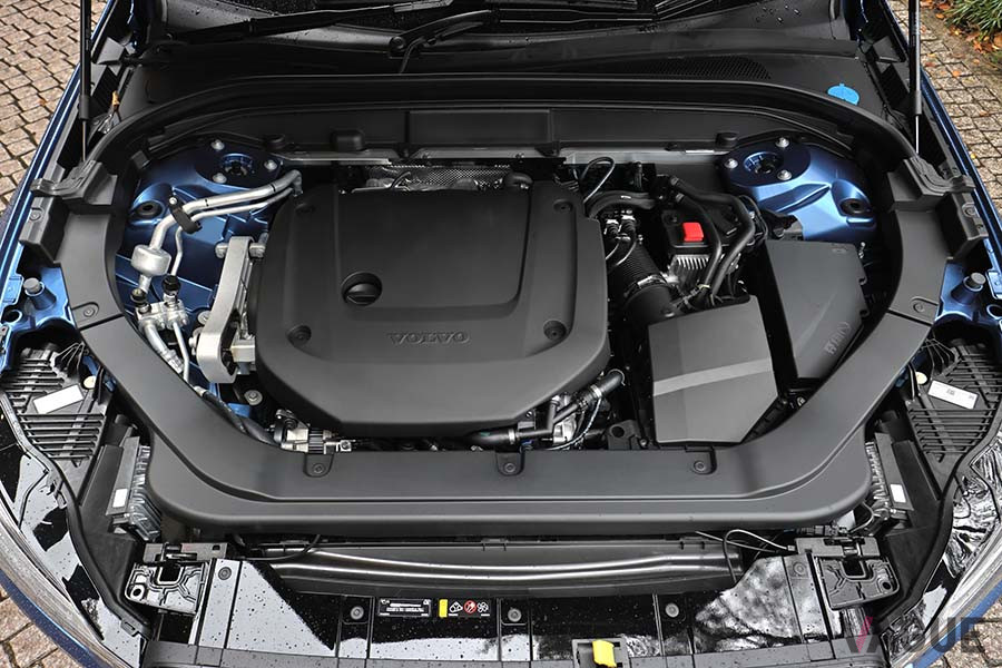 ボルボ「XC60 B6 AWD R-DESIGN」のエンジンは300ps・420Nmを発生する2リッターターボ＋スーパーチャージャー。10kW・40Nmのモーターが組み合わされる