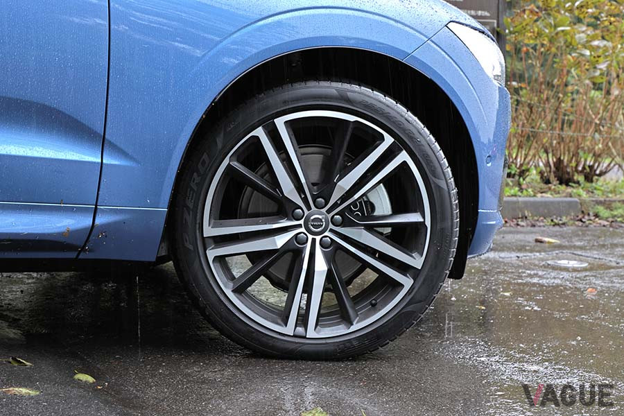 ボルボ「XC60 B6 AWD R-DESIGN」のタイヤサイズは255／40R21