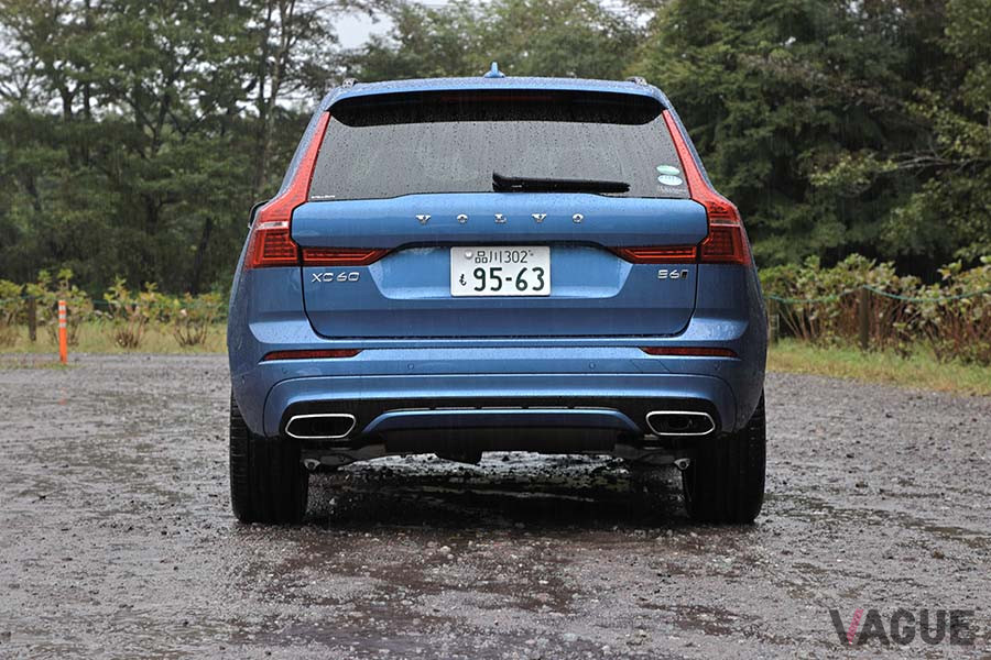 ボルボ「XC60 B6 AWD R-DESIGN」。試乗車のボディカラーはバースディングブルーメタリック（オプション。9万2000円）