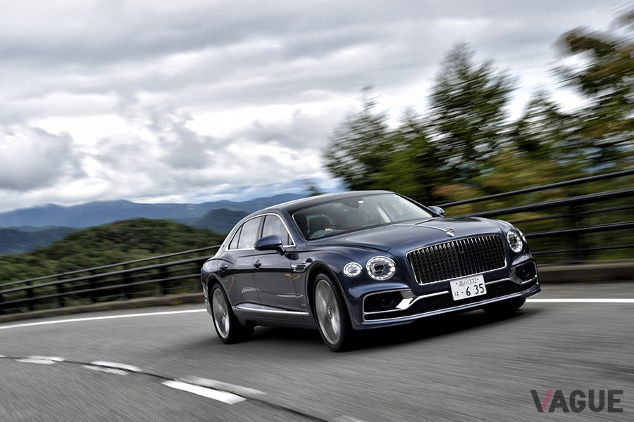 最高出力635ps／最大トルク900Nmのフライングスパーを運転している限り、上り坂などまったく関係なく加速していく
