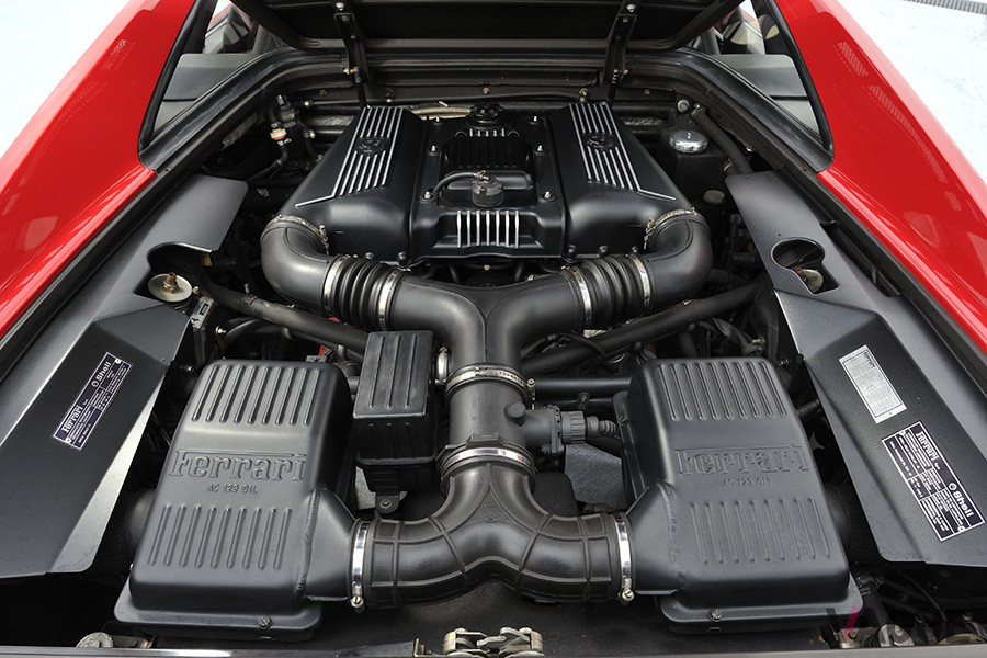 排気量は3764ccにアップされ、最高出力433ps／8600rpm、最大トルク39.1kgm／5700rpmに
