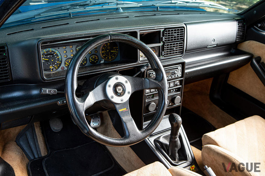 約620万円で落札されたランチア「デルタHFインテグラーレ・エボルツィオーネII ブルーラゴス」（C）Bonhams 2001-2020