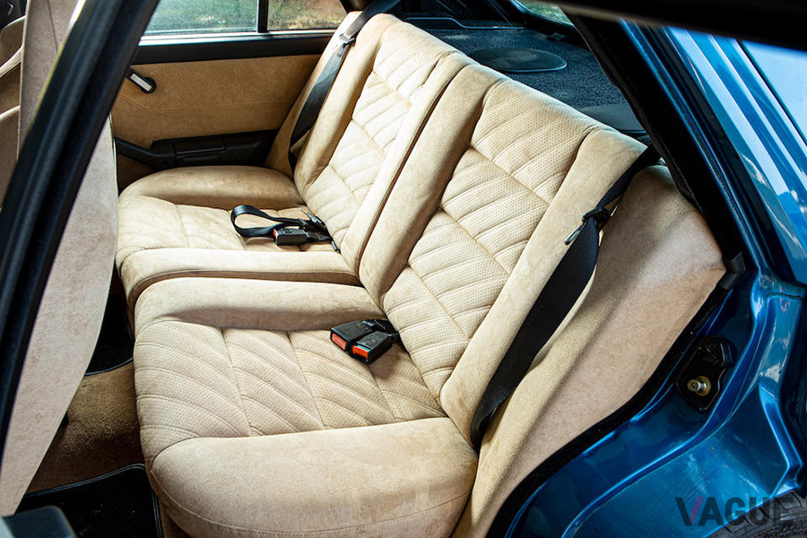 約620万円で落札されたランチア「デルタHFインテグラーレ・エボルツィオーネII ブルーラゴス」（C）Bonhams 2001-2020