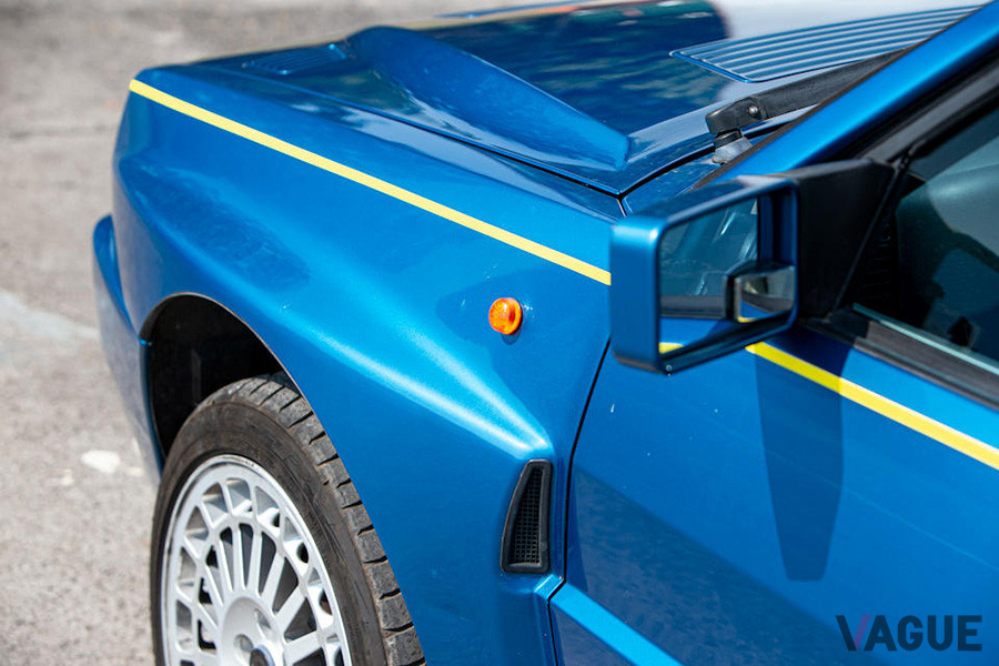 約620万円で落札されたランチア「デルタHFインテグラーレ・エボルツィオーネII ブルーラゴス」（C）Bonhams 2001-2020