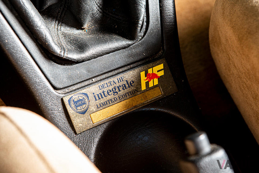 限定車であることの証であるプレートが、センターコンソールに取り付けられている（C）Bonhams 2001-2020