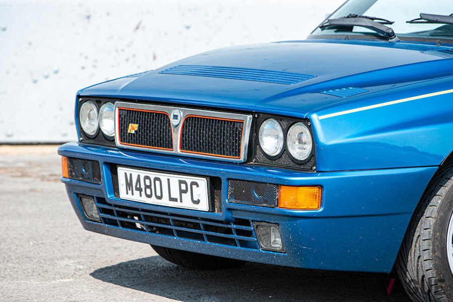 約620万円で落札されたランチア「デルタHFインテグラーレ・エボルツィオーネII ブルーラゴス」（C）Bonhams 2001-2020