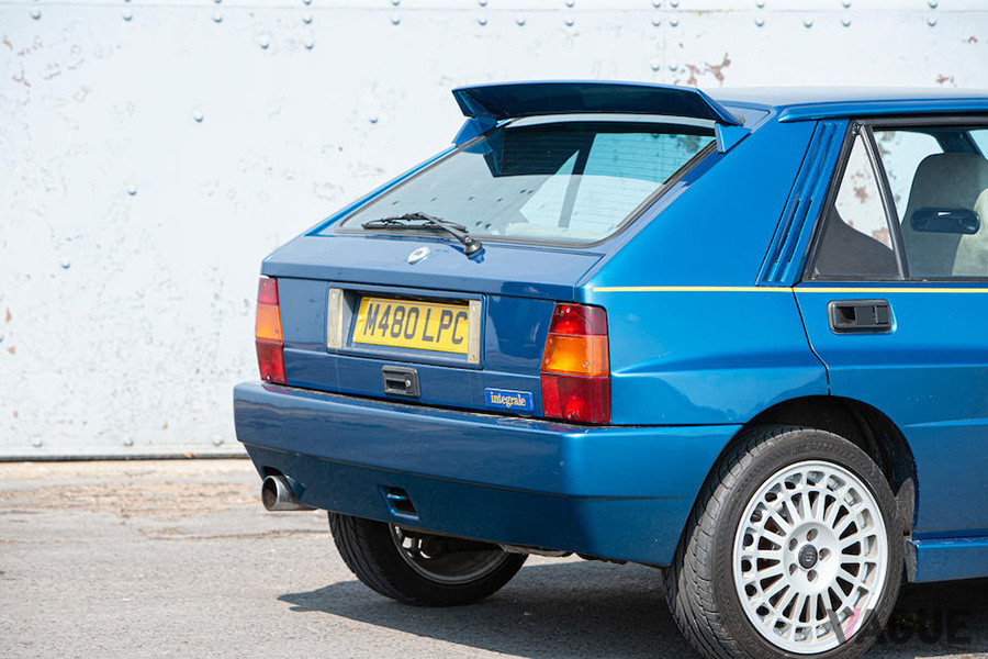 約620万円で落札されたランチア「デルタHFインテグラーレ・エボルツィオーネII ブルーラゴス」（C）Bonhams 2001-2020