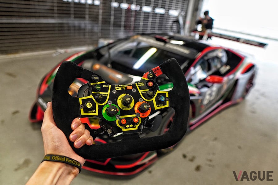 「ウラカンGT3」のステアリングホイール