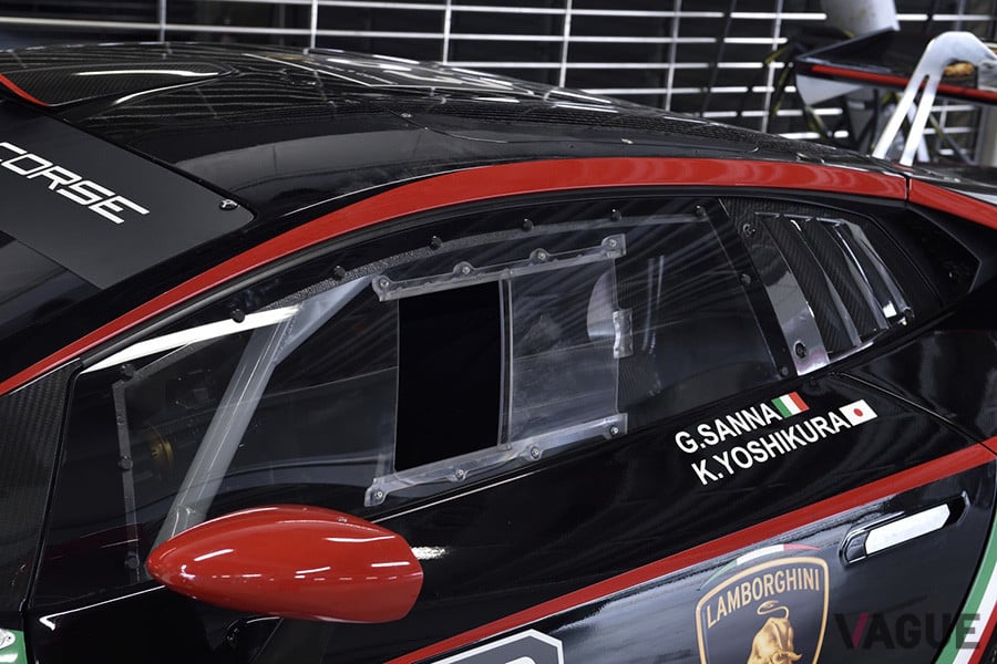 ランボルギーニの開発ドライバーでありスクアドラコルセのジョルジュ・サンナ氏と「ウラカンGT3」のオーナーの氏名がドライバー名として刻まれる