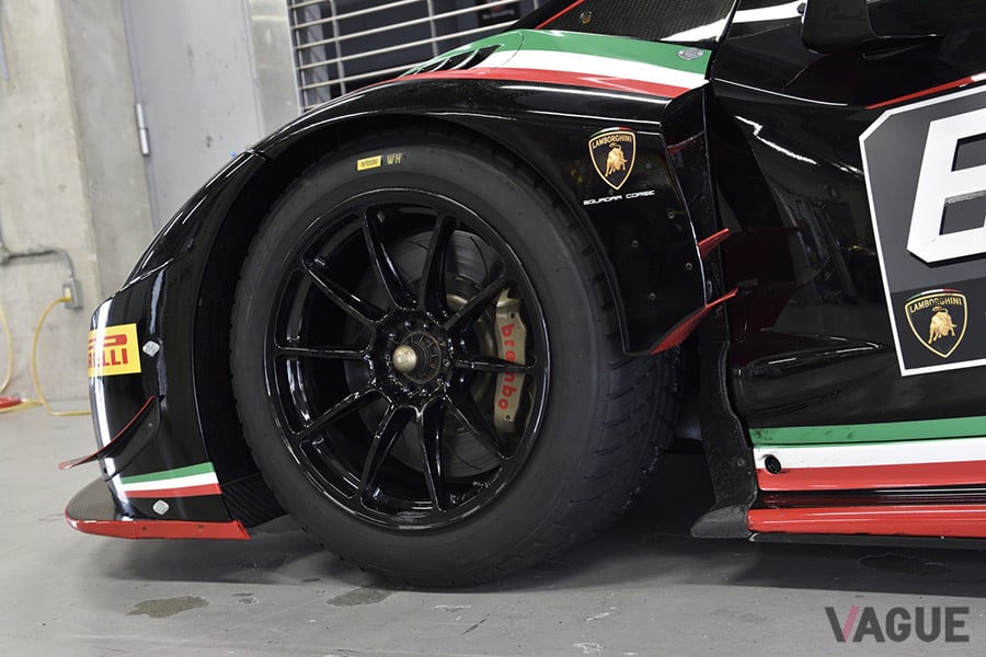 「ウラカンGT3」は前後とも325／18インチのタイヤをセットする