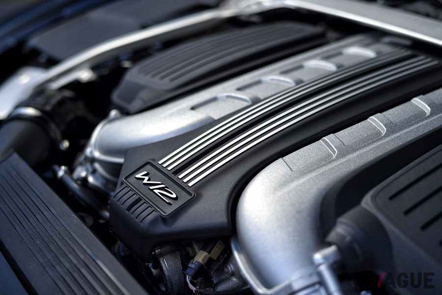 6.0リッターツインターボチャージドW12エンジンの強化バージョンは635ps、900Nm、0-100km／h加速3.8秒、最高速度333km／hという圧倒的な性能を誇る