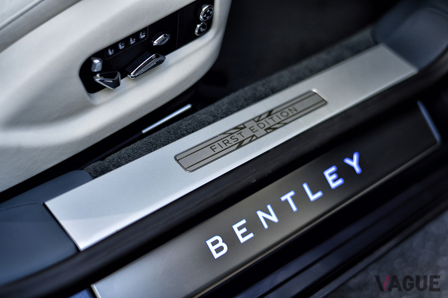 ドアを開けると、サイドステップに「BENTLEY」も光る文字が迎えてくれる