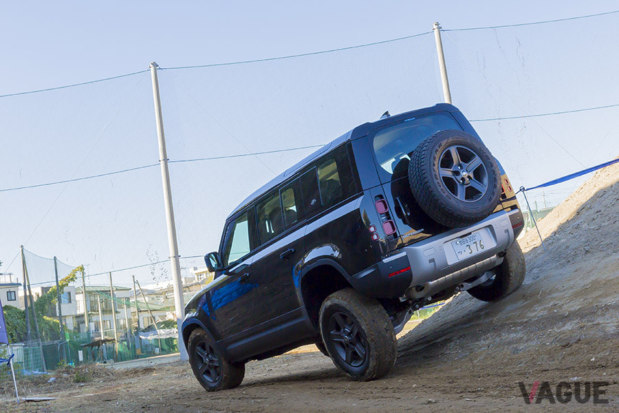 傾斜25度のバンクは、運転席からだと相当な傾斜に感じられる