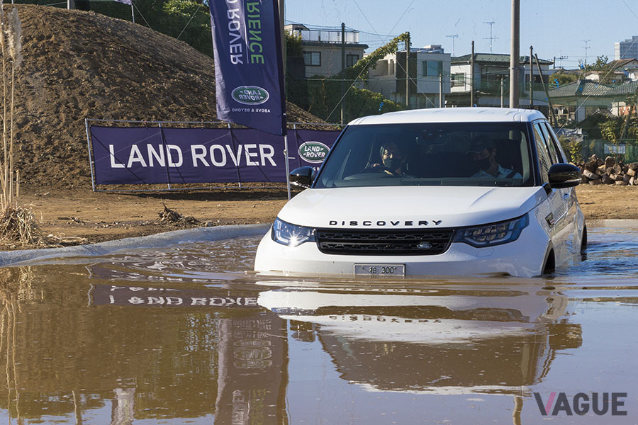 水深90cmの池も体験走行できる