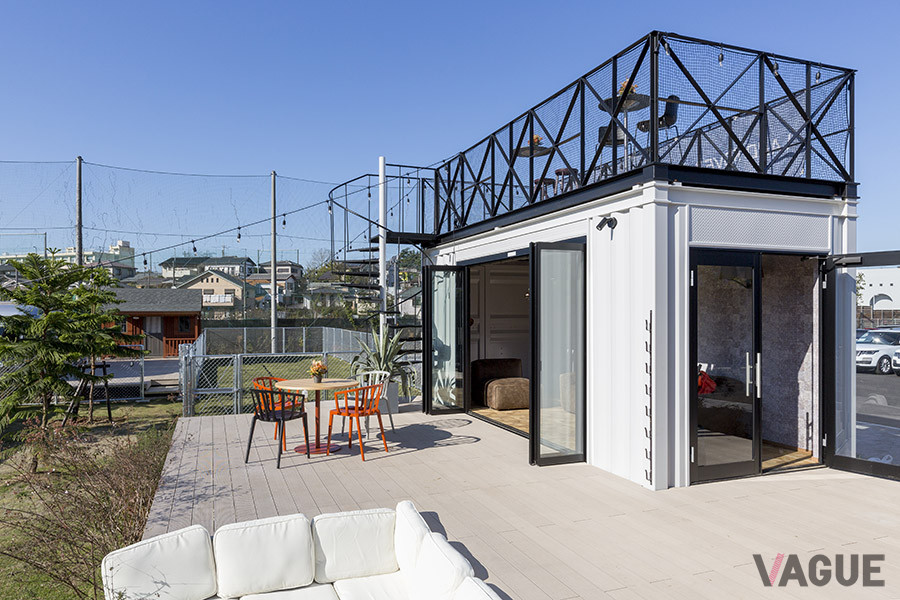 コンテナガレージのラウンジが併設されている