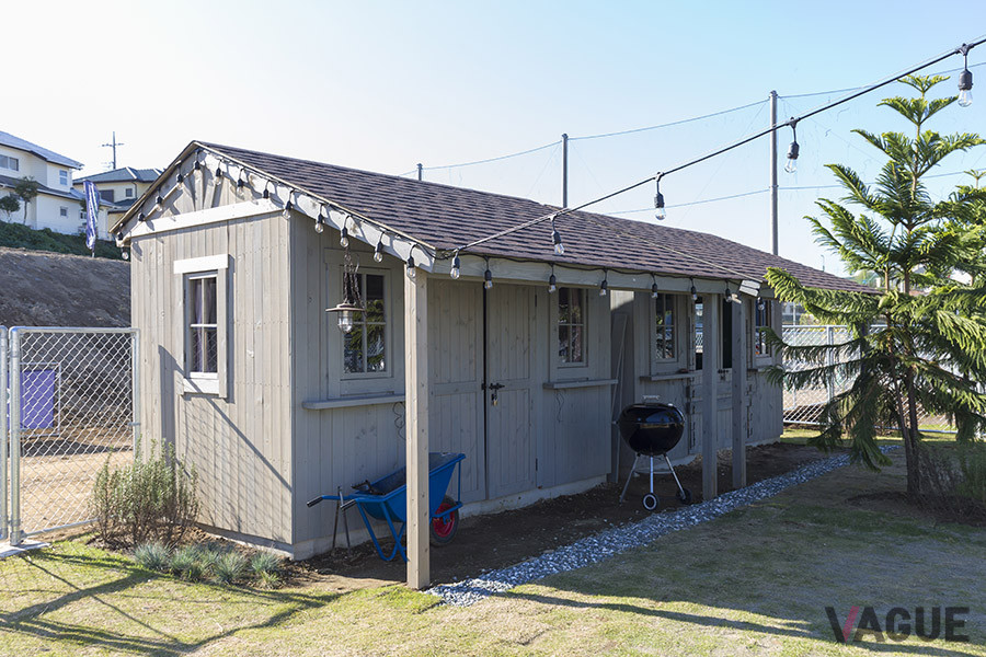 特設オフロードコース横に建てられているガレージのような小屋には、マスコットのロバが飼育されている