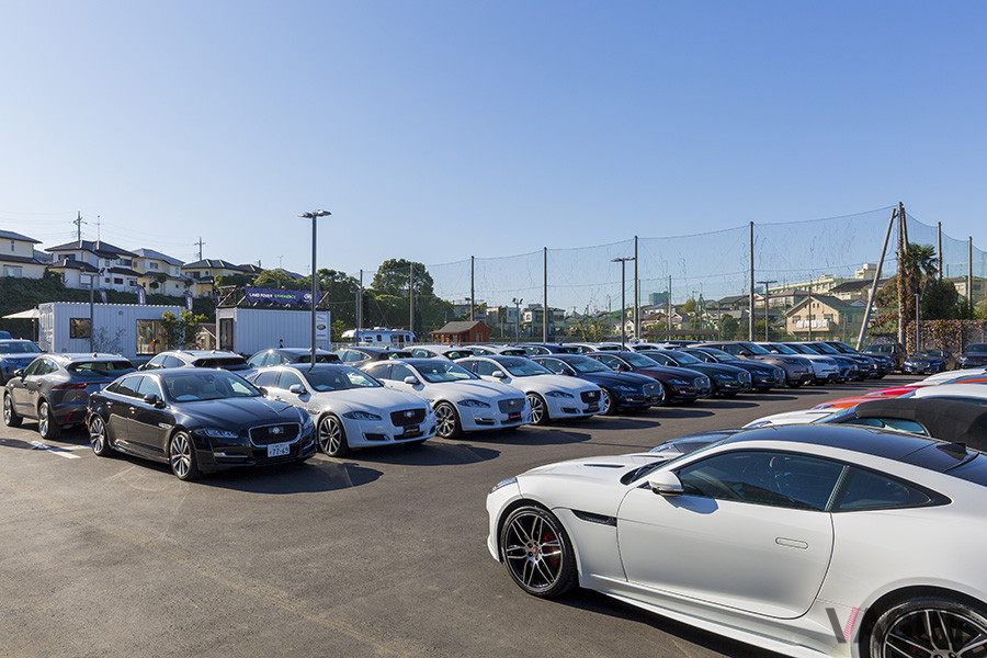 認定中古車展示場は、最大120台まで展示可能な広大なスペースを確保