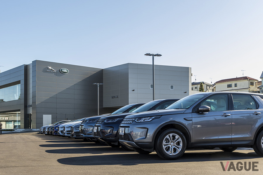 特設オフロードコースを併設した「ジャガー・ランドローバー柏」は、JR柏駅から北東におよそ2kmの地点に立地する