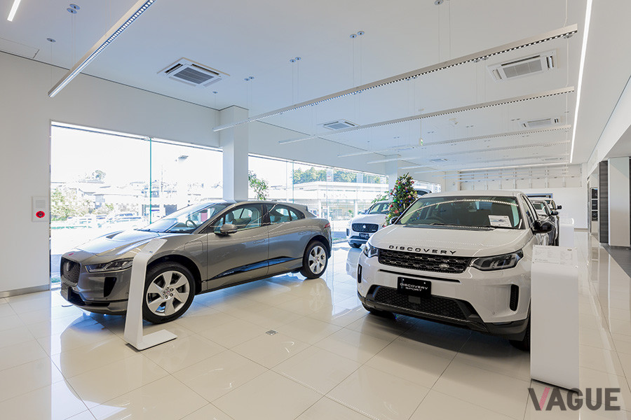 「ジャガー・ランドローバー柏」の1階ショールーム