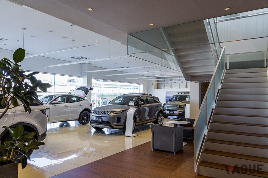 「ジャガー・ランドローバー柏」の1階ショールーム