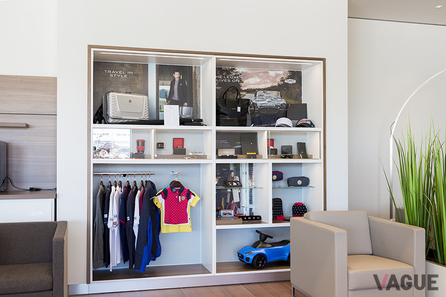 オフィシャルのウェアやグッズも多数そろえている