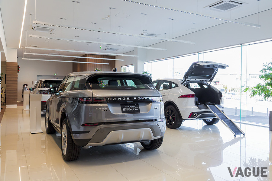 「ジャガー・ランドローバー柏」の1階ショールーム