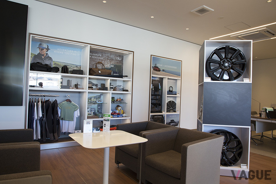 ジャガーとランドローバーともにライフスタイルのグッズも豊富だ