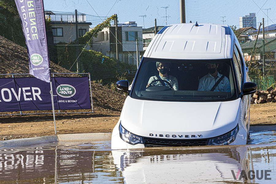 水深90cmの池を走行できる特設コースを備えているディーラーは、「ジャガー・ランドローバー柏」ぐらいしかない
