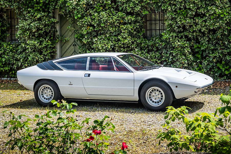 2シーターのミウラよりも50mm短い、2450mmというホイールベース内に、2＋2のシートアレンジと横置きV8ミドシップを両立するという高度な設計を目指した「ウラッコ」