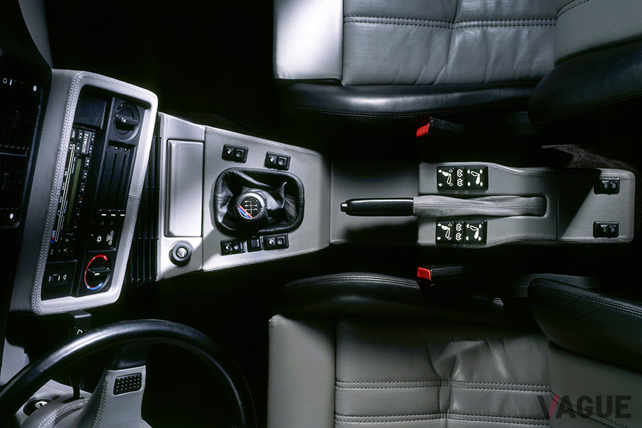 BMW「M5（E34）」のコックピット。英国仕様の右ハンドルも正規で数台日本に入っている