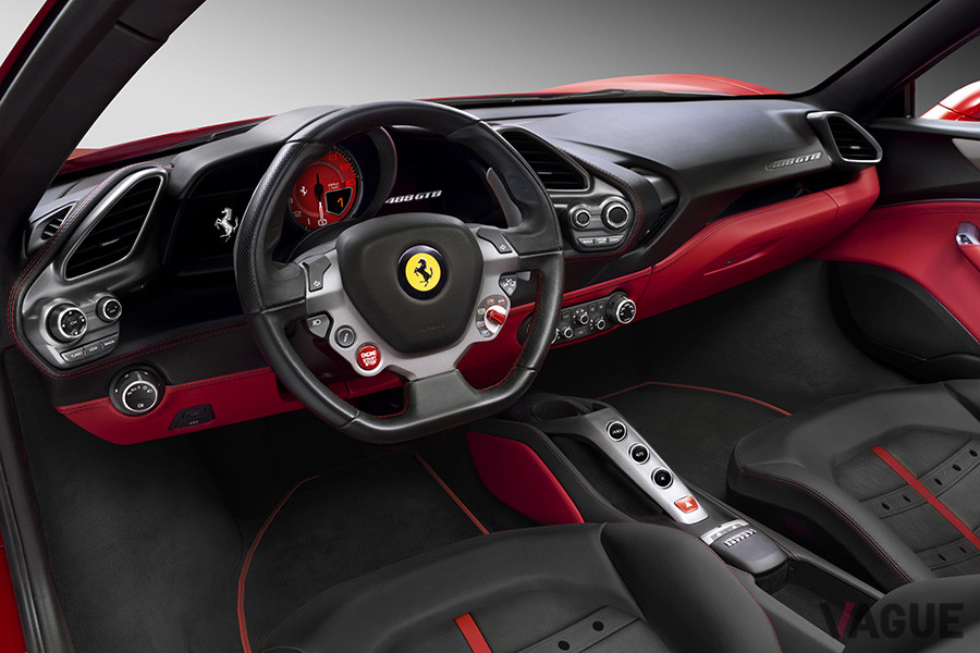 フェラーリ「488GTB」のコックピット。日本ではほとんどが左ハンドルである