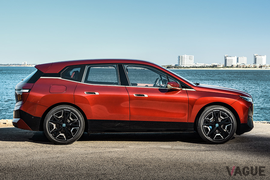 BMW「X5」の全長および全幅、BMW「X6」の全高、BMW「X7」のホイール・サイズによるパワフルなプロポーションを持つ「BMW iX」